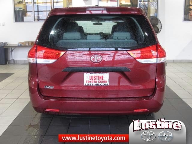 Toyota Sienna 2011 photo 4