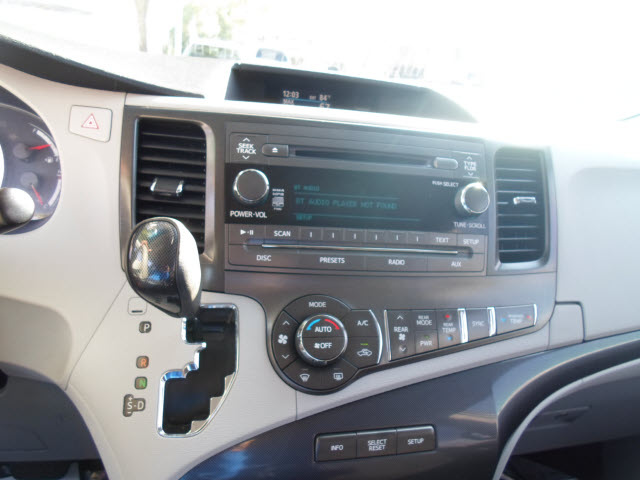 Toyota Sienna 2011 photo 2