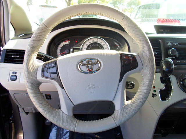 Toyota Sienna 2011 photo 3