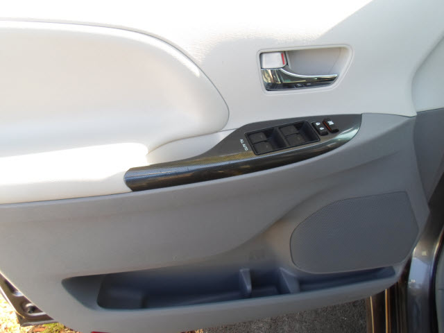 Toyota Sienna 2011 photo 4