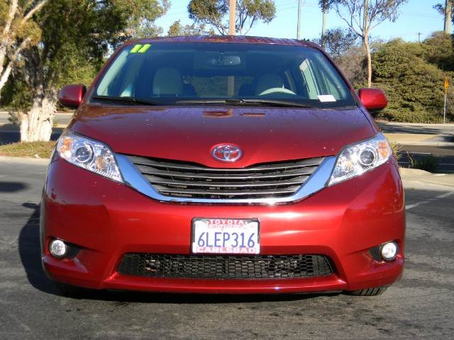 Toyota Sienna 2011 photo 1