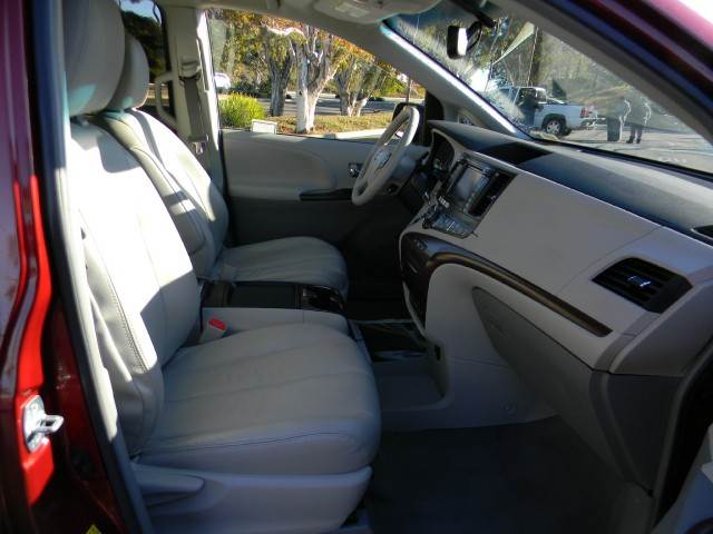 Toyota Sienna 2011 photo 2