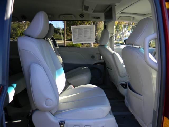 Toyota Sienna 2011 photo 3