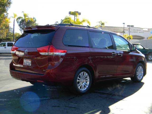 Toyota Sienna 2011 photo 4