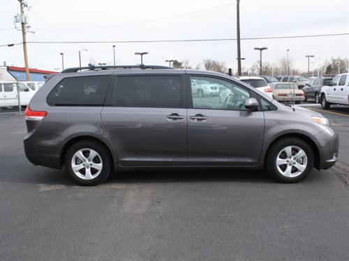 Toyota Sienna 2011 photo 3