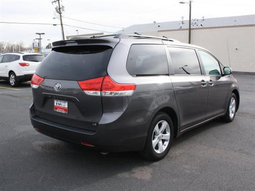 Toyota Sienna 2011 photo 4