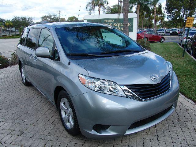 Toyota Sienna 2011 photo 1