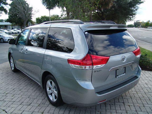 Toyota Sienna 2011 photo 5