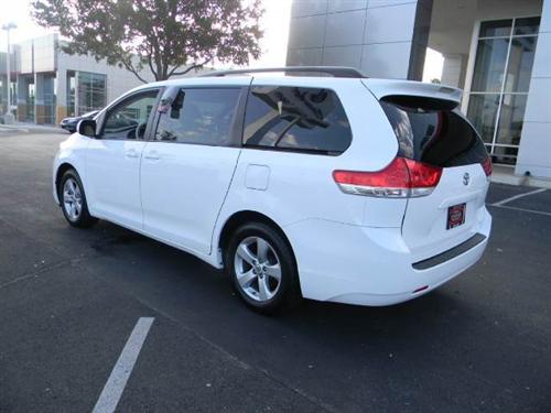 Toyota Sienna 2011 photo 1