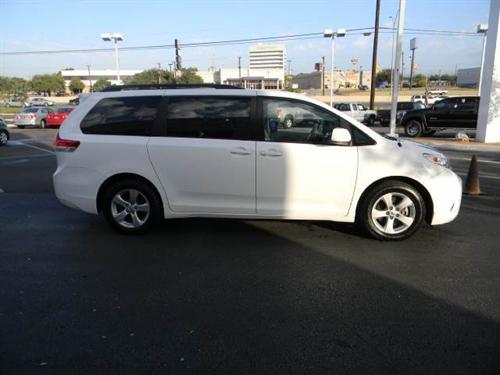 Toyota Sienna 2011 photo 4