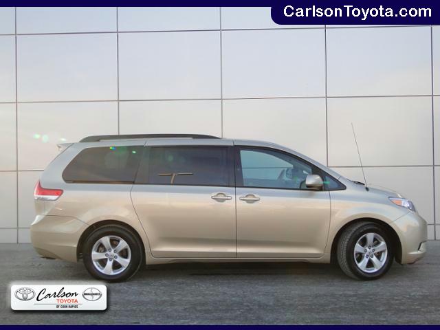 Toyota Sienna 2011 photo 1