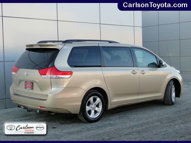 Toyota Sienna 2011 photo 2