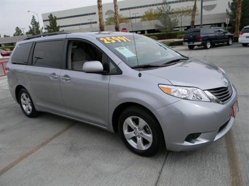 Toyota Sienna 2011 photo 1