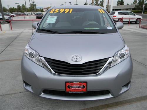Toyota Sienna 2011 photo 2