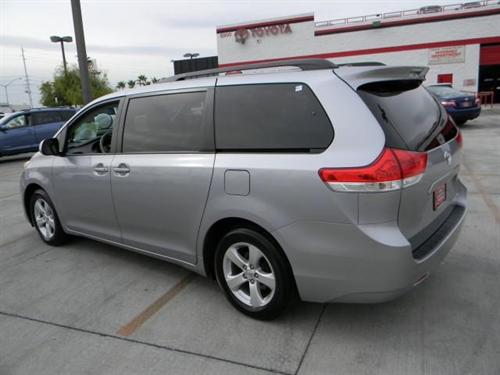 Toyota Sienna 2011 photo 3