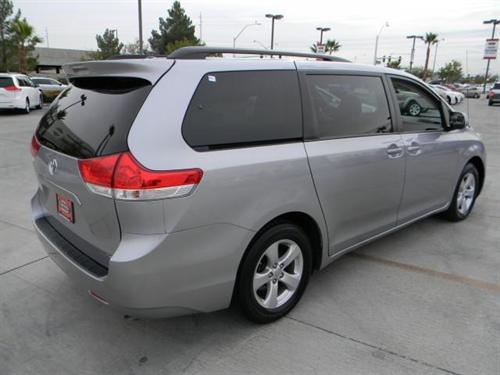 Toyota Sienna 2011 photo 4