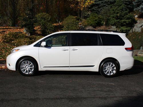 Toyota Sienna 2011 photo 2
