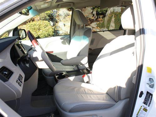 Toyota Sienna 2011 photo 4