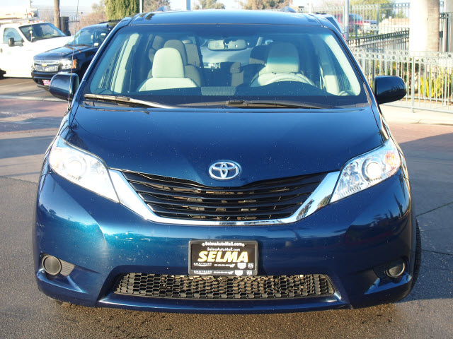 Toyota Sienna 2011 photo 1