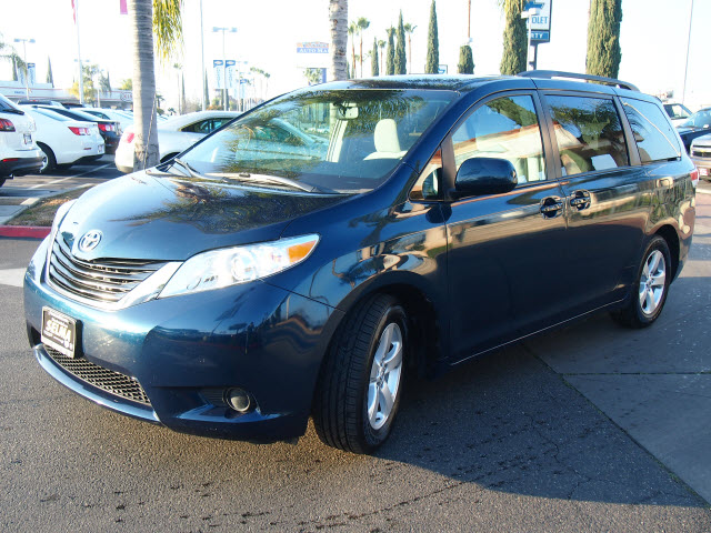 Toyota Sienna 2011 photo 2