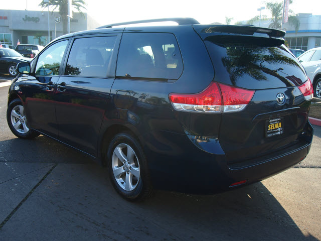 Toyota Sienna 2011 photo 3