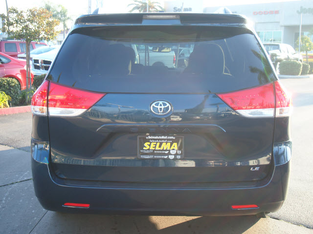 Toyota Sienna 2011 photo 4