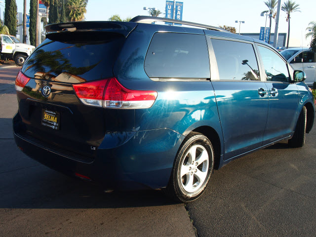 Toyota Sienna 2011 photo 5