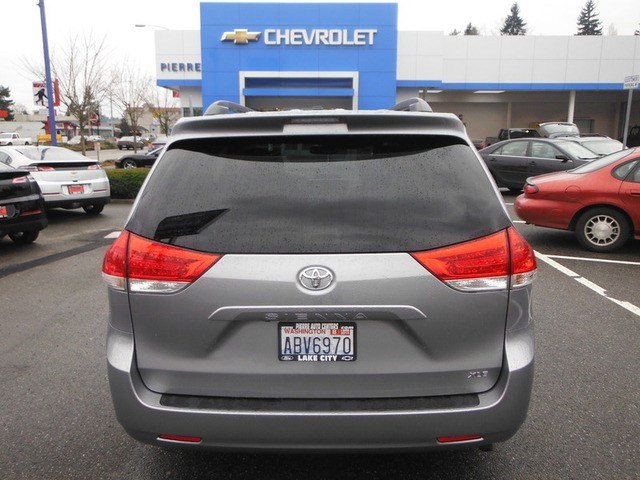 Toyota Sienna 2011 photo 3