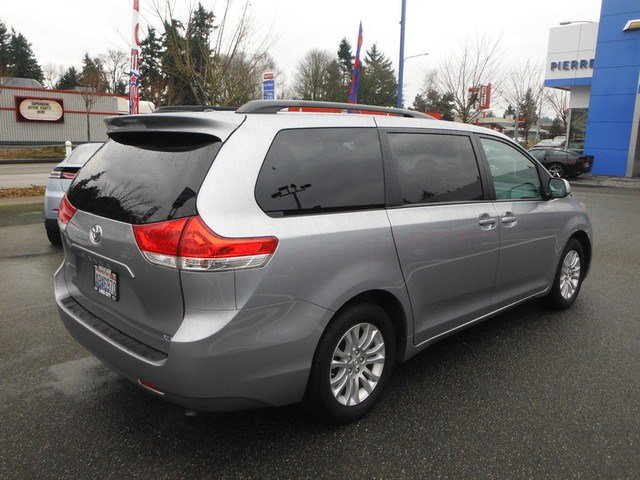 Toyota Sienna 2011 photo 4