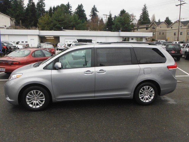 Toyota Sienna 2011 photo 1