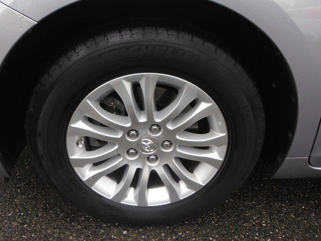 Toyota Sienna 2011 photo 2