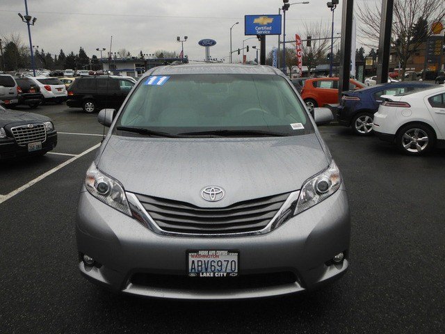 Toyota Sienna 2011 photo 5