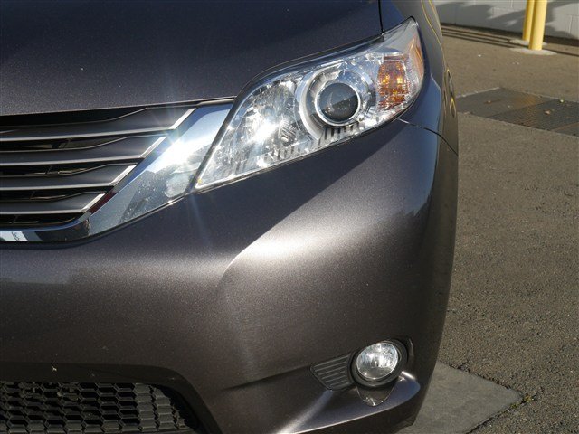 Toyota Sienna 2011 photo 1