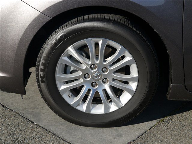 Toyota Sienna 2011 photo 2