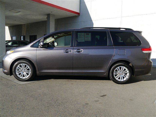 Toyota Sienna 2011 photo 3