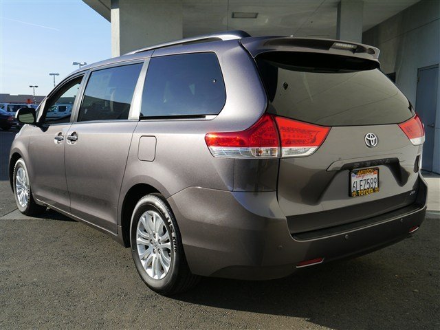 Toyota Sienna 2011 photo 4