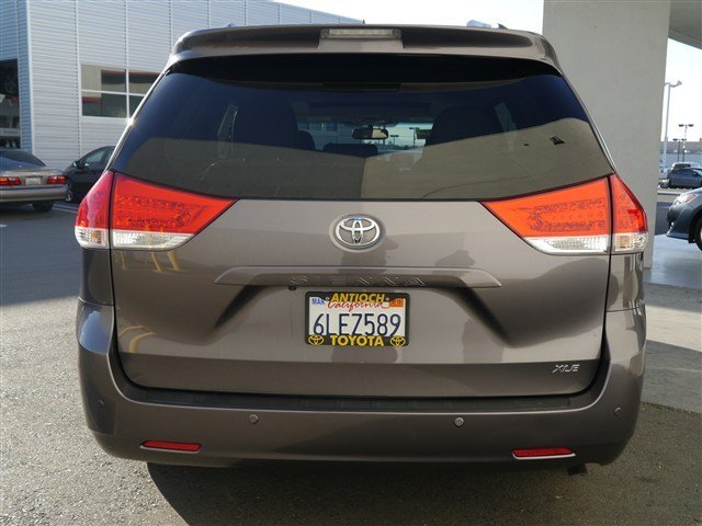 Toyota Sienna 2011 photo 5