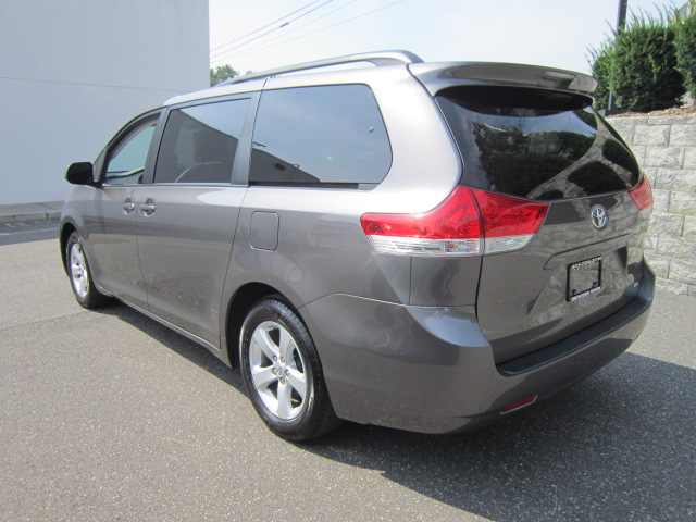Toyota Sienna 2011 photo 1
