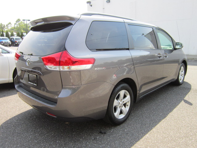 Toyota Sienna 2011 photo 2