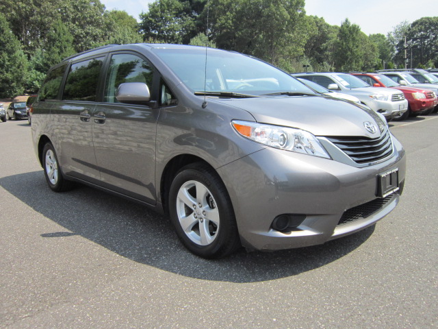 Toyota Sienna 2011 photo 3