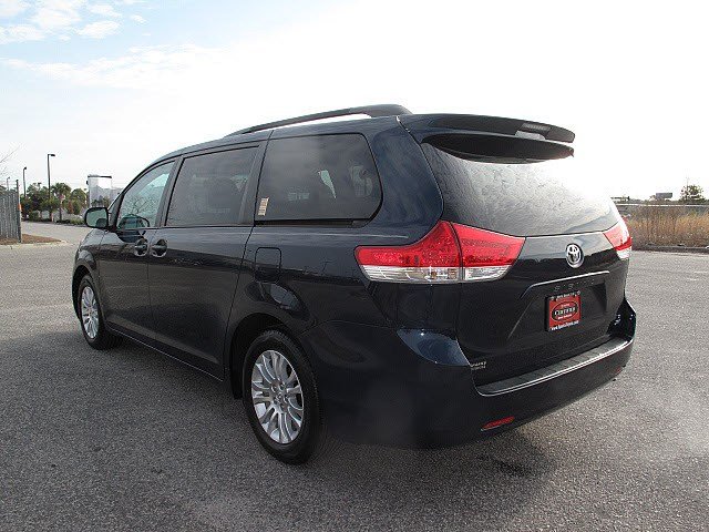 Toyota Sienna 2011 photo 1