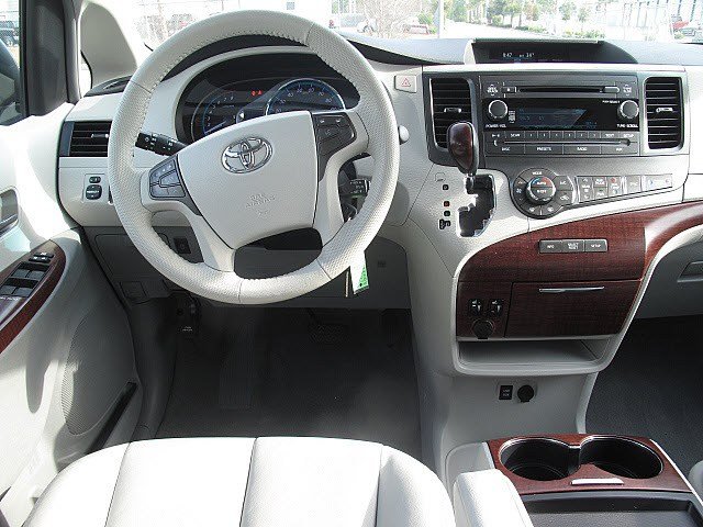 Toyota Sienna 2011 photo 5