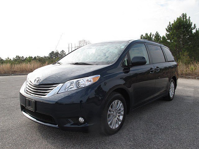 Toyota Sienna 2011 photo 2