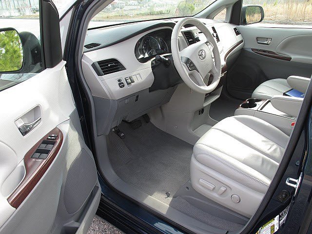 Toyota Sienna 2011 photo 3