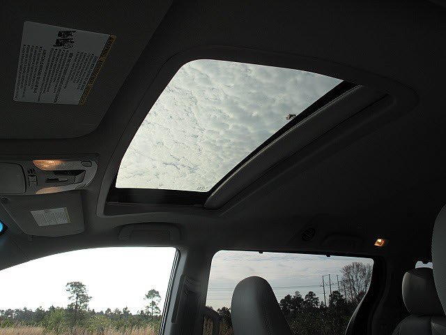 Toyota Sienna 2011 photo 4