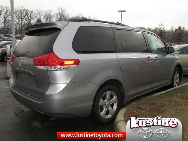 Toyota Sienna 2011 photo 3