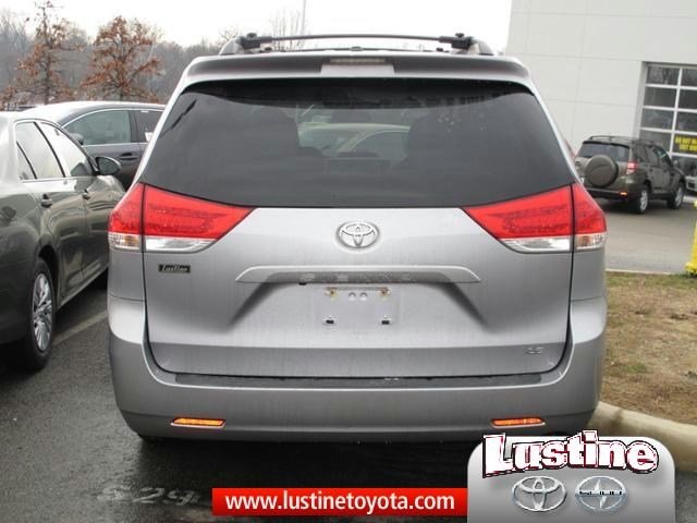 Toyota Sienna 2011 photo 4