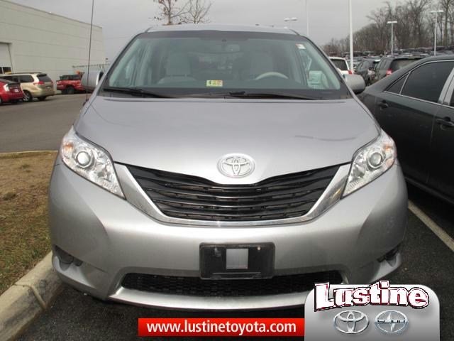 Toyota Sienna 2011 photo 1
