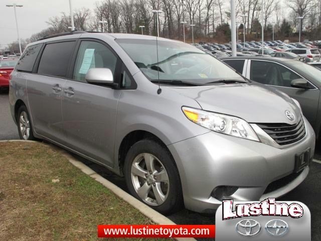Toyota Sienna 2011 photo 2