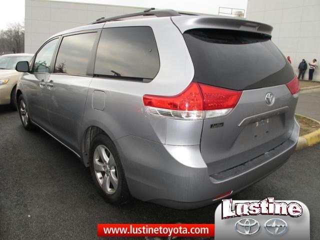 Toyota Sienna 2011 photo 5